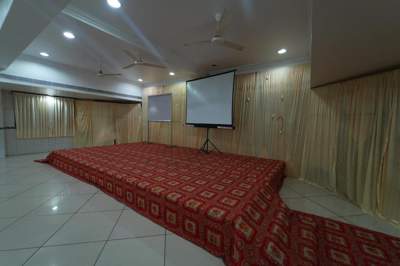 Hotel Palmyra Grand Inn Tirunelveli Buitenkant foto